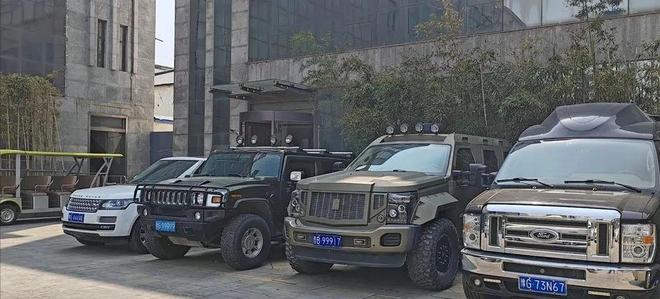 团现身网友热议：揽胜车身竟是最小！开元ky棋牌崔培军车队在河南矿山集(图5)