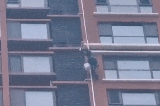 27层往下扔水管！禁止高空抛物！ky开元